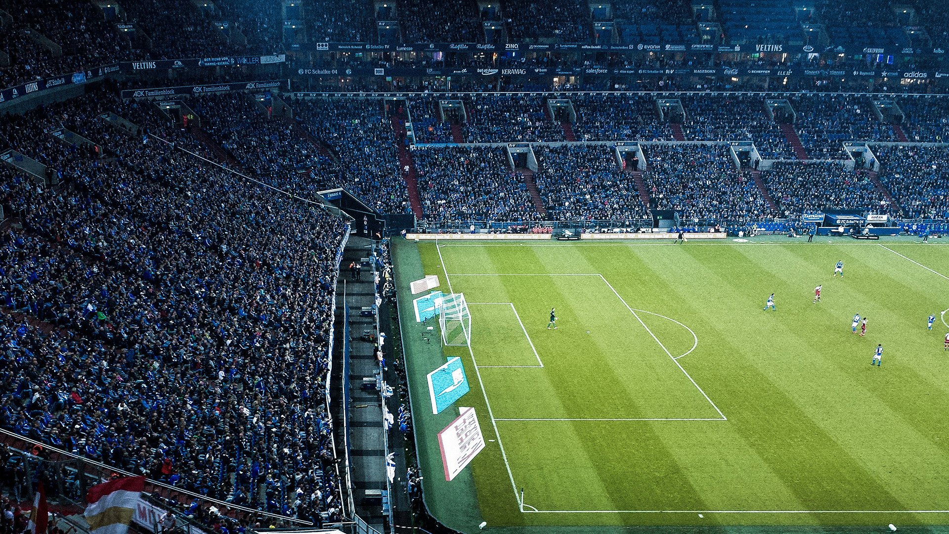 西甲联赛激战正酣，皇马巴萨上演巅峰对决